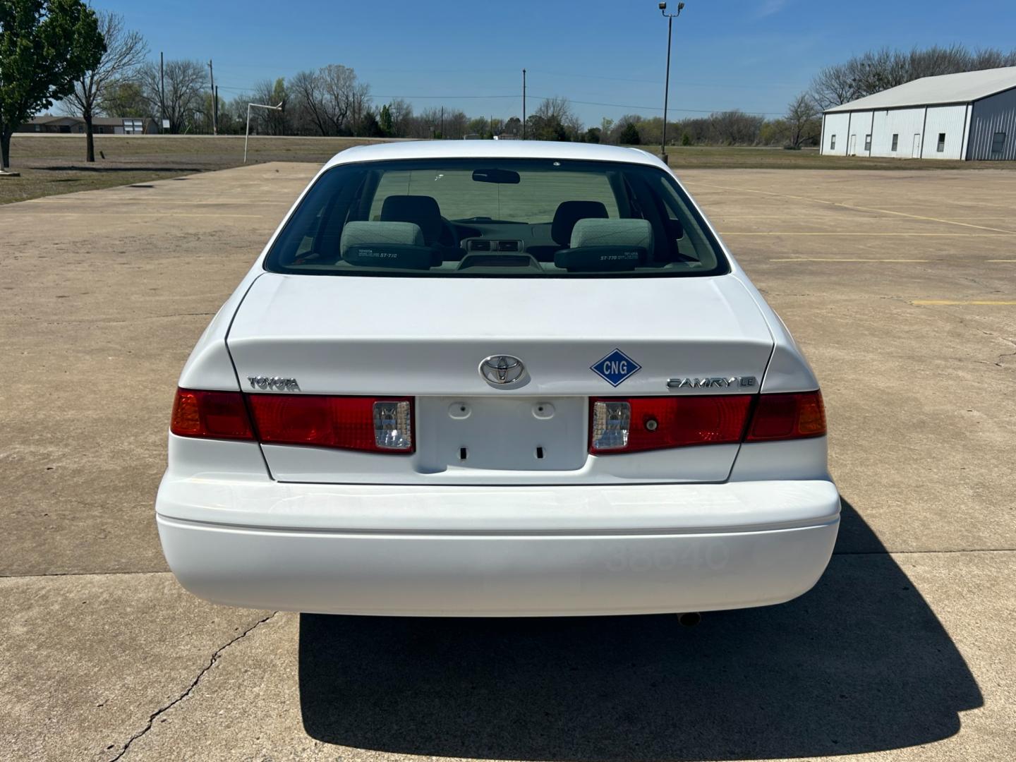 2000 White /TAN Toyota Camry LE (JT2BN22K7Y0) with an 2.2L L4 DOHC 16V engine, 4-Speed Automatic transmission, located at 17760 Hwy 62, Morris, OK, 74445, (918) 733-4887, 35.609104, -95.877060 - 2000 TOYOTA CAMERY HAS 2.2L AND IS FWD. THIS IS A DEDICATED CNG (COMPRESSED NATURAL GAS). FEATURES POWER LOCKS, POWER WINDOWS, POWER MIRRORS, MANUAL SEATS, AMFM STEREO, CASSETTE PLAYER, CRUISE CONTROL, TILT WHEEL, CLOTH SEATS. ****CLEAN TITLE*** 142,379 MILES 205/65R15 TIRES THIS SHOULD QUALIFY FOR - Photo#5